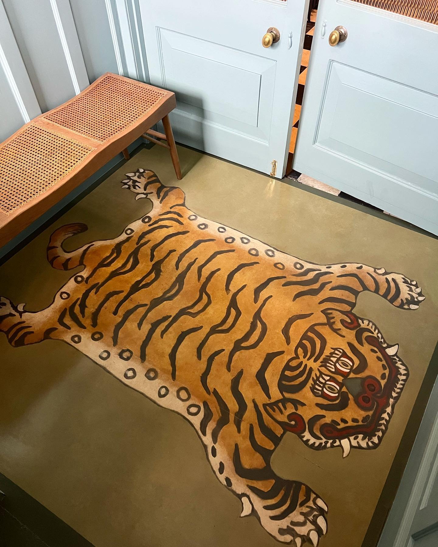 When a rug won&rsquo;t work.. paint it instead! 

(Very much inspired by my favourite @houseofhackney Sabre rug) 

#tibetantigerrug #floormural #tibetantiger #handpainted #specialistpainting #decorativepainting #handpaintedfloor #houseofhackney