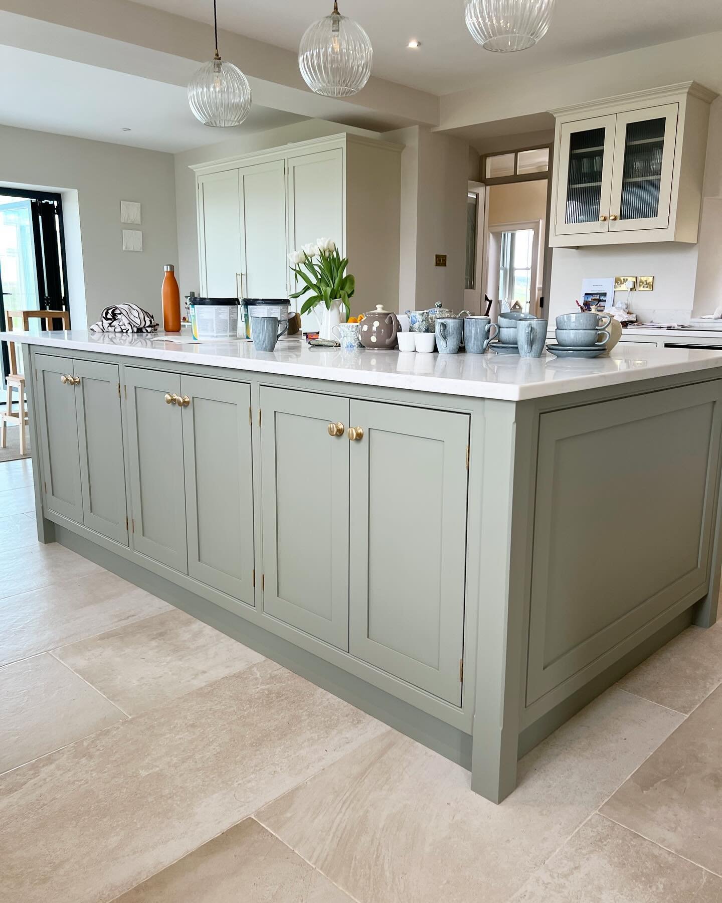 Lovely calming combination of #shadedwhite and #treron for this new kitchen. A hand painted finish for the final touch to bring it all together. 

#handpaintedkitchen #paintedkitchen #paintedkitchencabinets #handpaintedfurniture #farrowandballtreron 