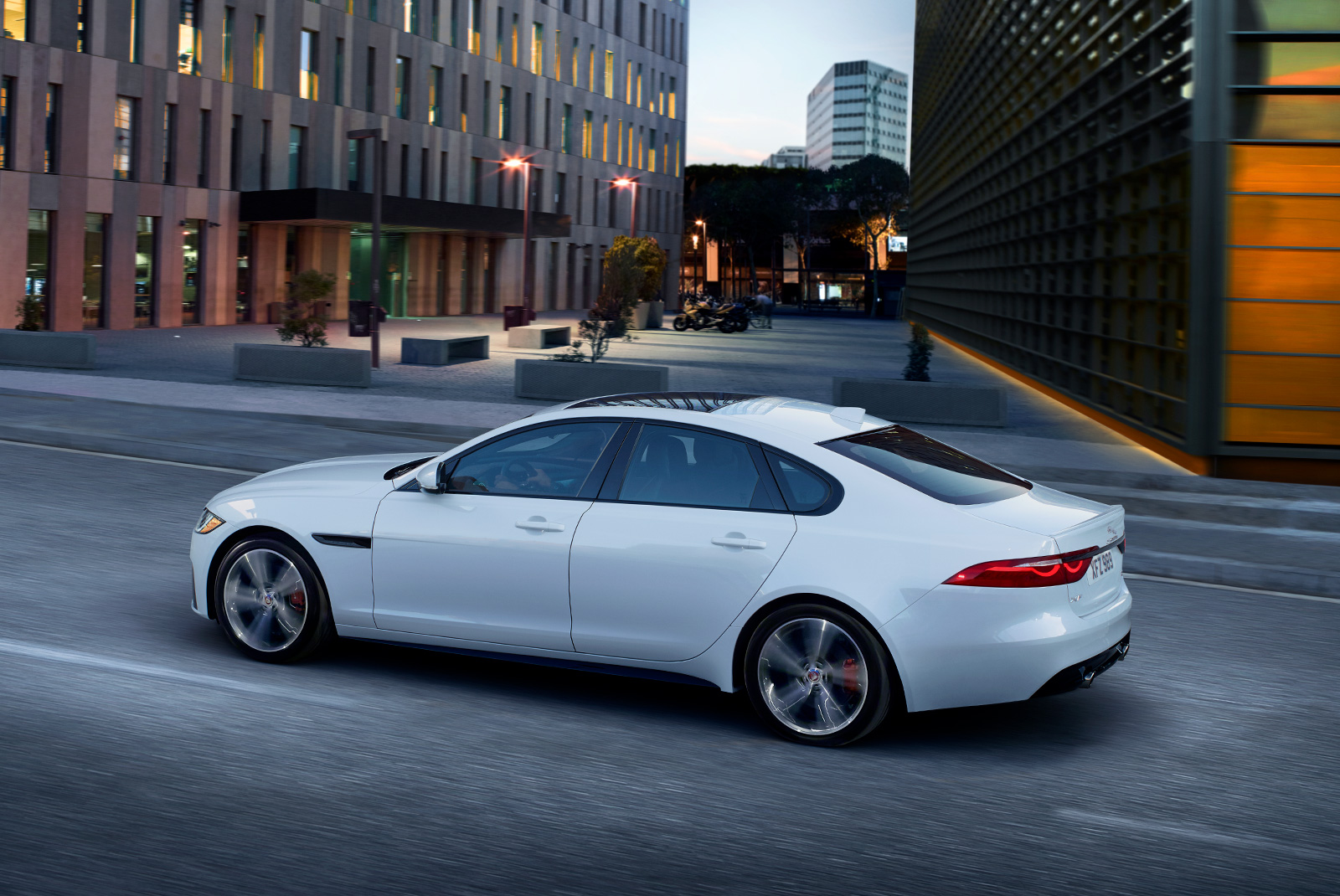 Jaguar_XF_12-1-.jpg