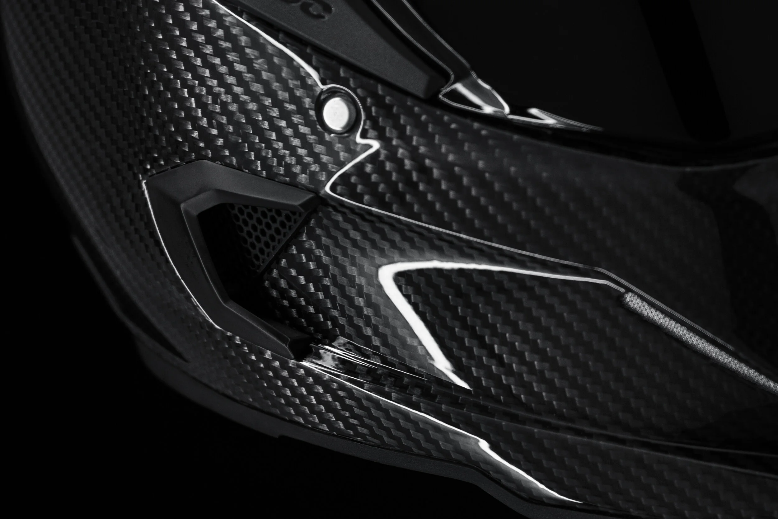 RUROC_ATLAS_2.0_GLOSS_RAWCARBON_02.jpg
