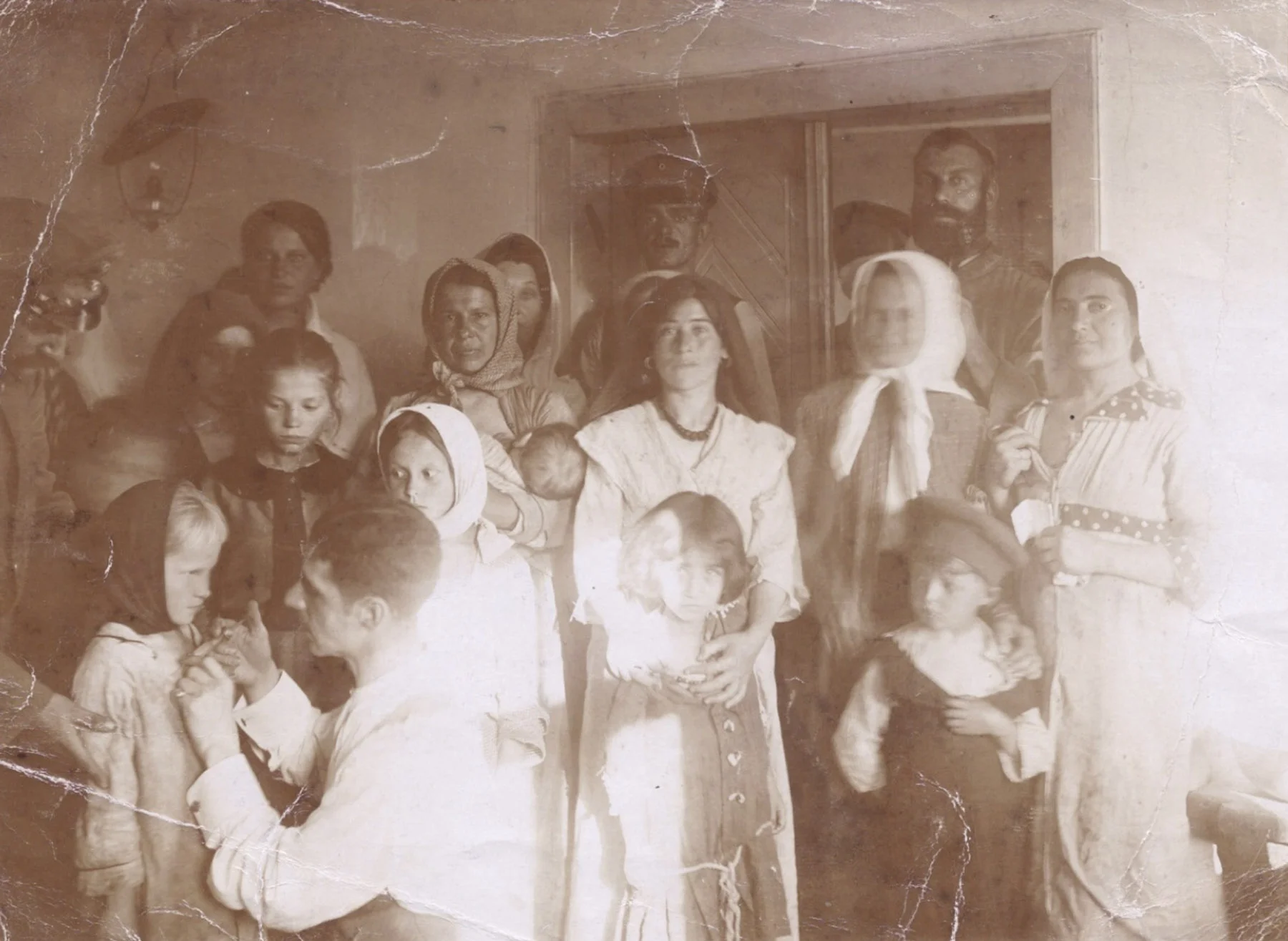 An der Ostfront 1917: Nathan Wolf impft Kinder in einem russischen Dorf