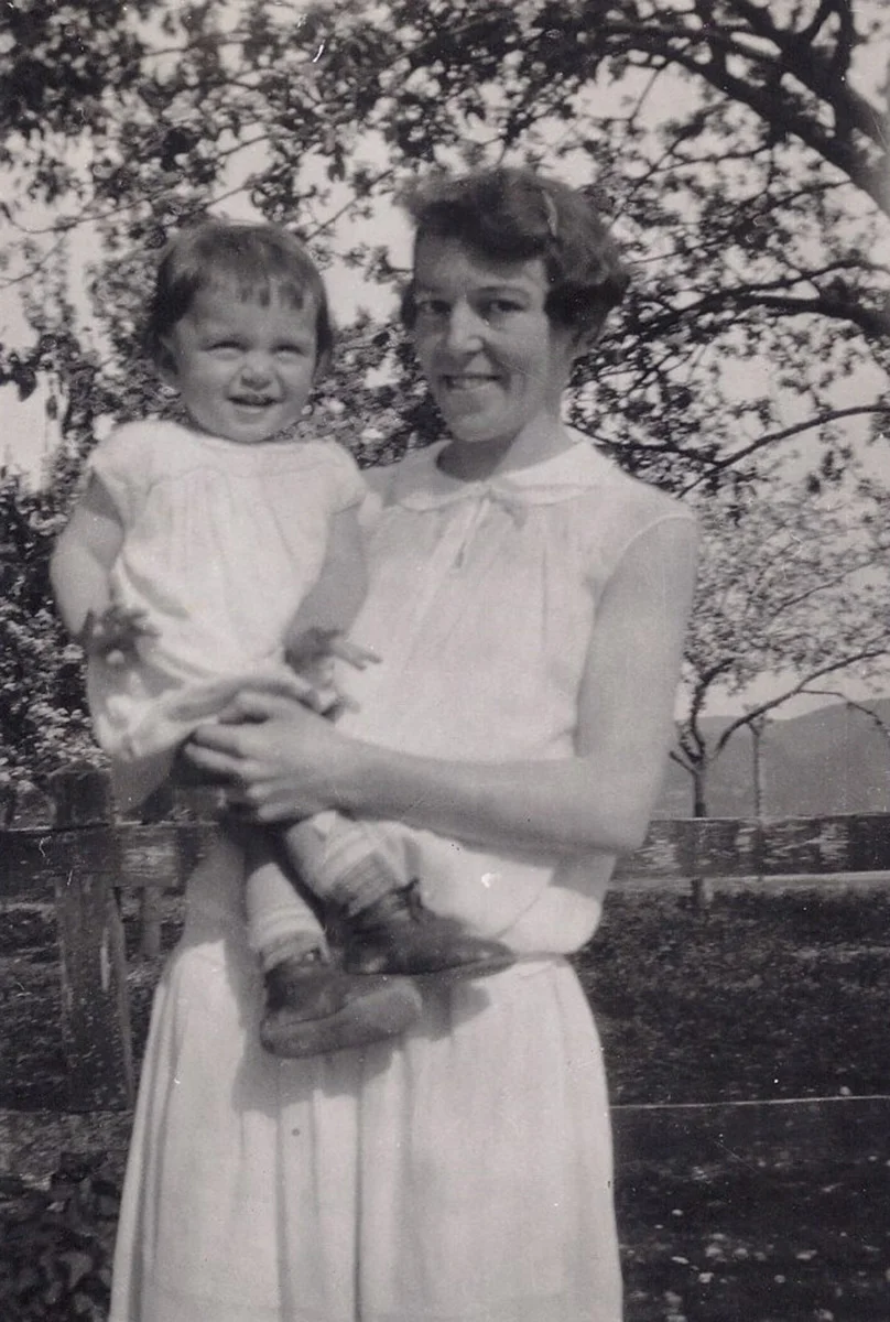 Auguste Wolf mit ihrer Tochter Hannelore, ca. 1927