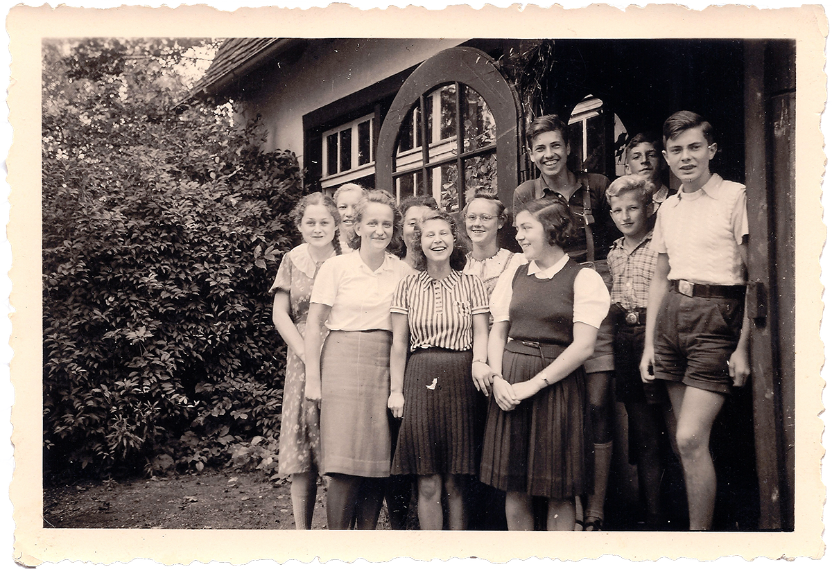 In der Gaienhofener Schule – Hannelore Wolf (vorne rechts) inmitten ihrer Klassenkameradinnen und Kameraden