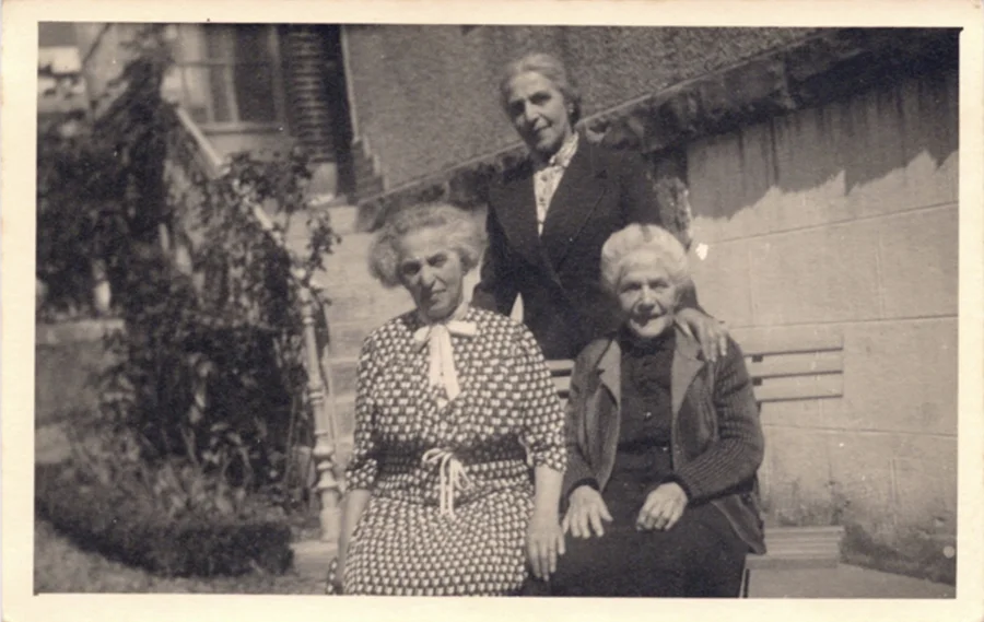 Gerettet: Die Schwestern Selma Wolf und Clem Neu mit ihrer Mutter Nanette 1941 in Südfrankreich