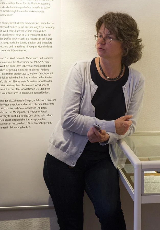 Anne Overlack in der Ausstellung »DIE WOLFS – DAS KÖNIGPROJEKT. Geschichte einer Familie«, die im Frühjahr 2016 im Hesse Museum in Gaienhofen gezeigt wurde