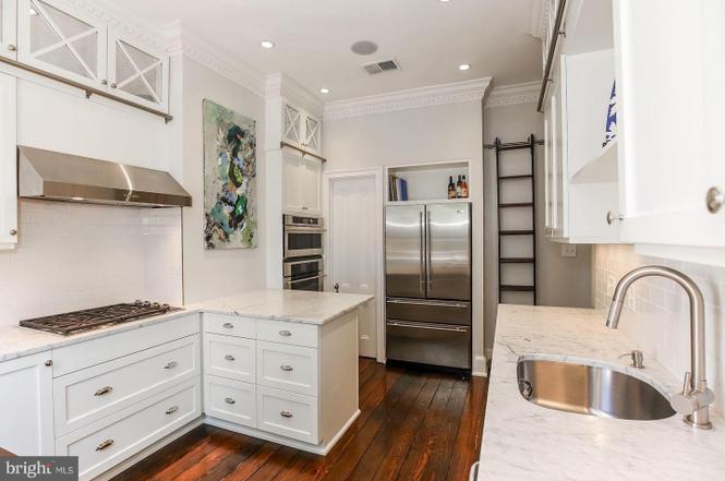 Our kitchen in Georgetown as it looked when we first moved in — sparkling clean:)
