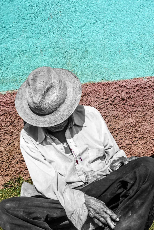 Hombre con Dedo Roto