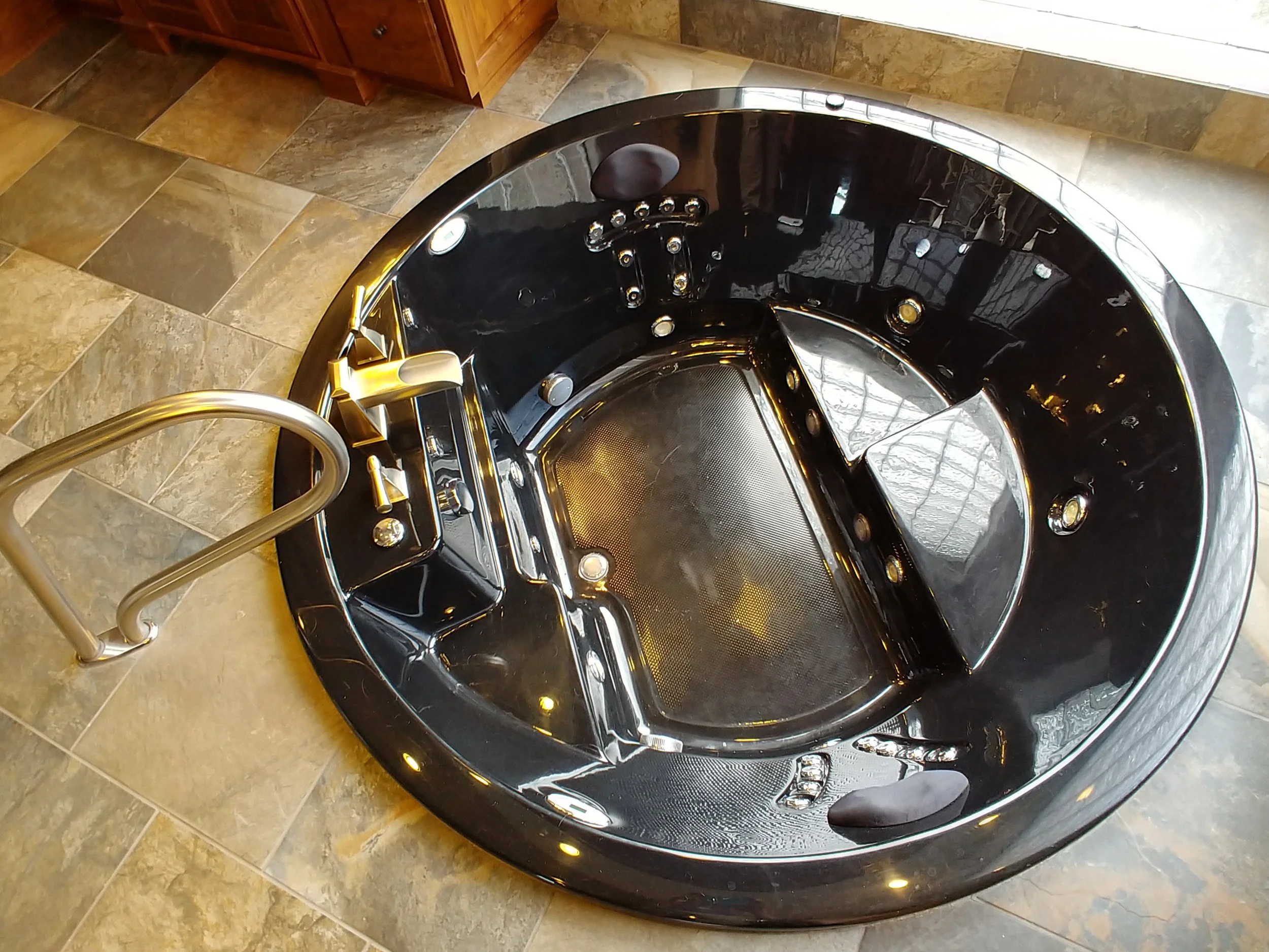 aa master bath tub 2.jpg
