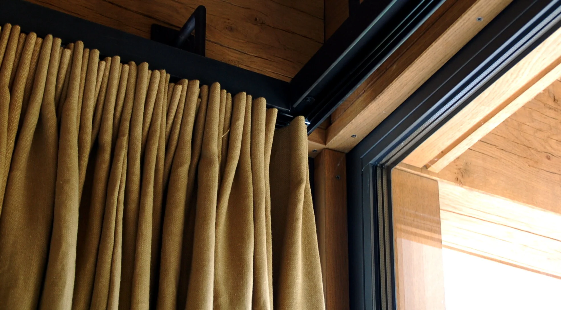 detail courtain rails.JPG