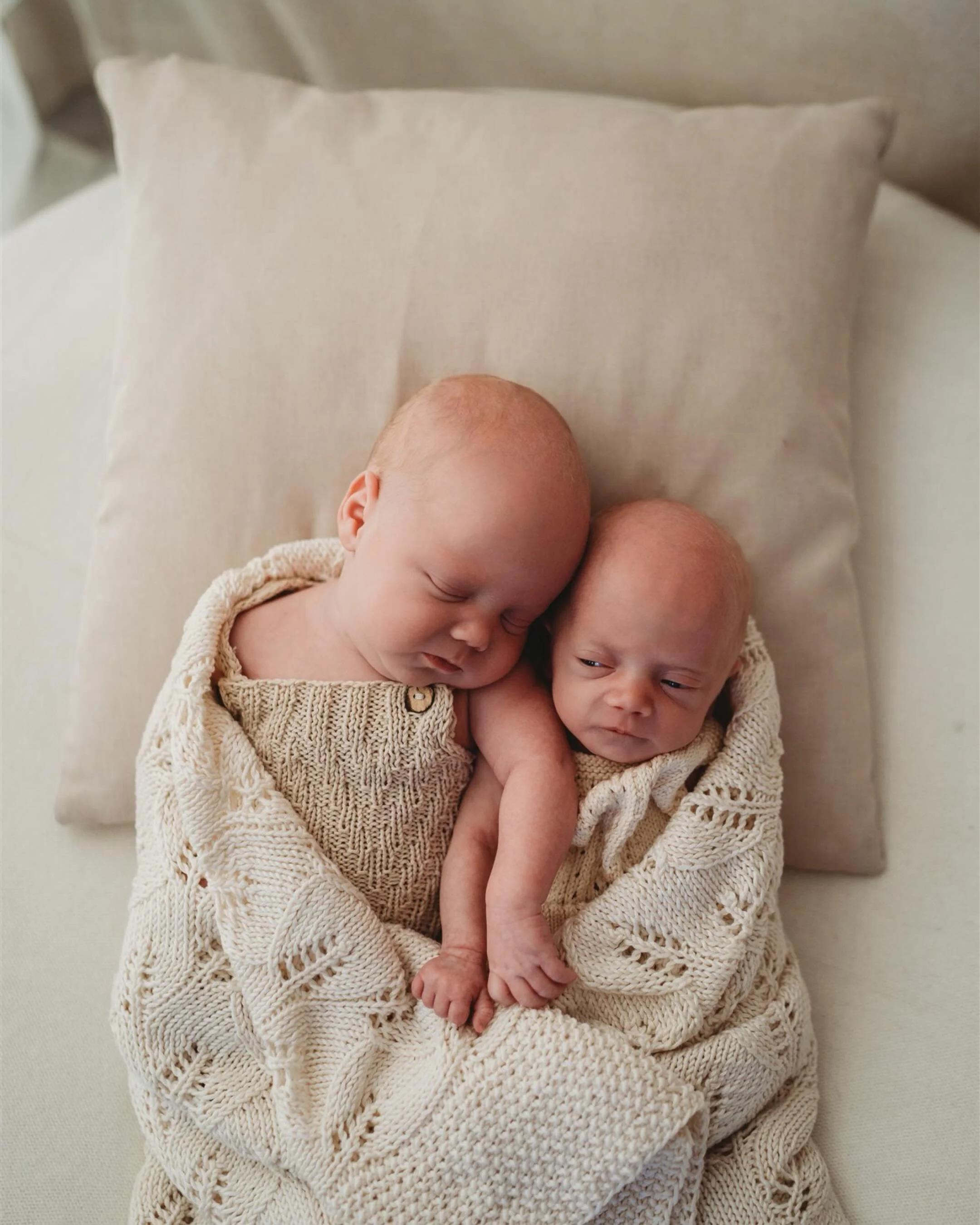There&rsquo;s just something a little extra magical about twins 🤎
The tiny stretches, the little sleepy cuddles, the way they instinctively settle beside each other like they&rsquo;ve always belonged together&hellip; because they have.

This session