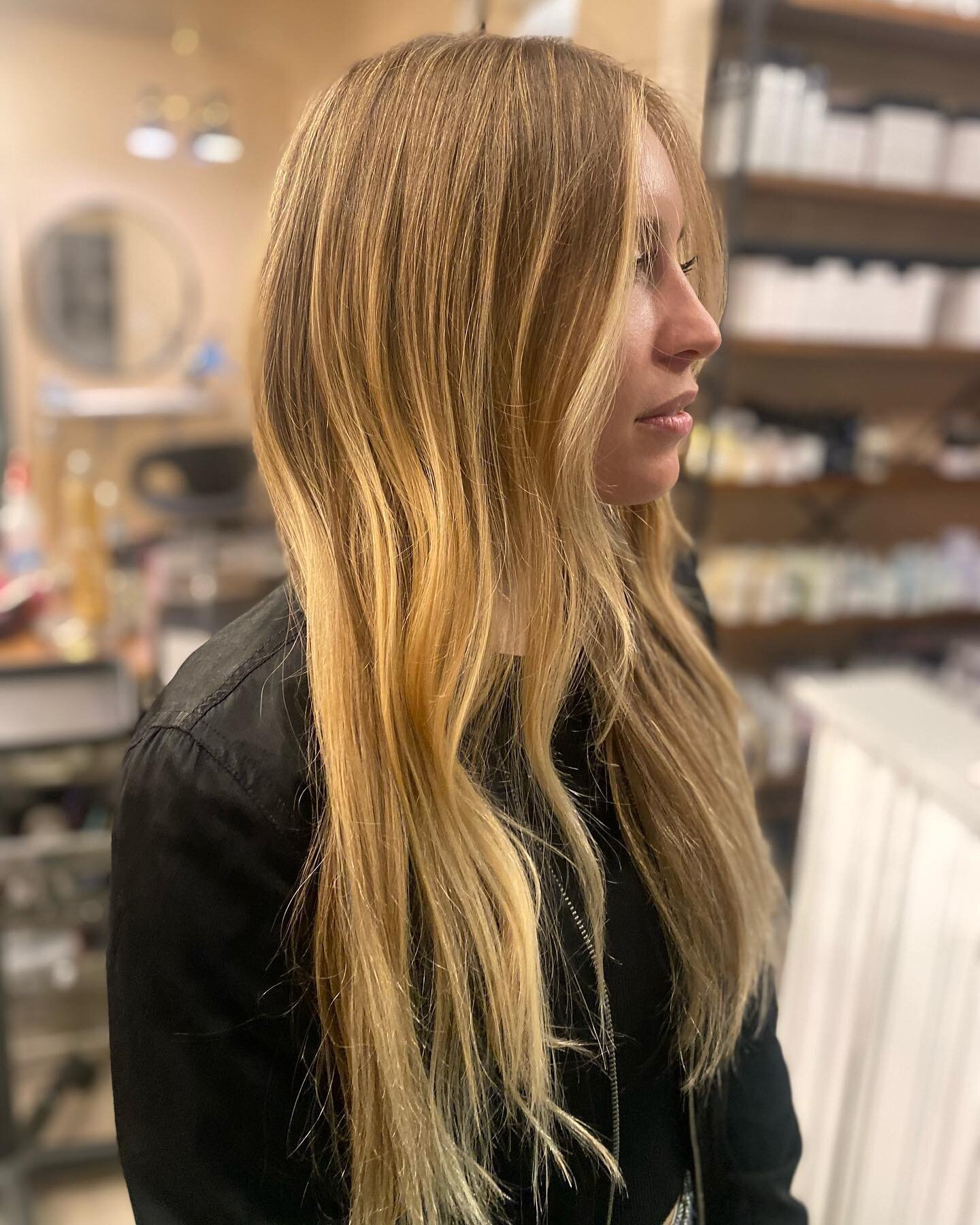 It&rsquo;s been a minute since I posted some hot babe hair 🔥🍝🍷 #fullhighlight #warmblondehair #ibizahairtools #redkenobsessed
