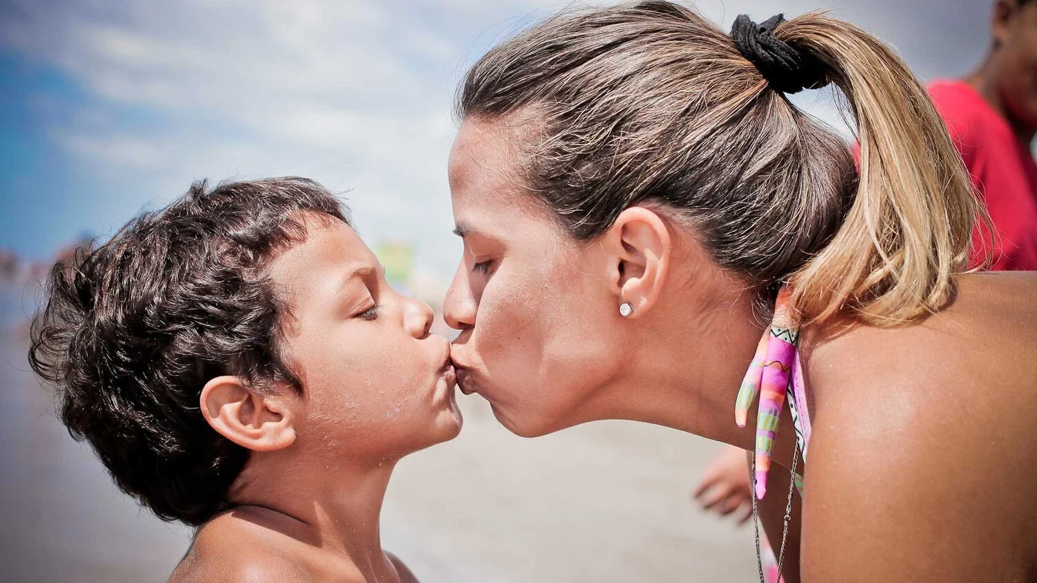 Breaking--Wayzata-Family-Kisses-Goodbye-on-the-Lips.jpg
