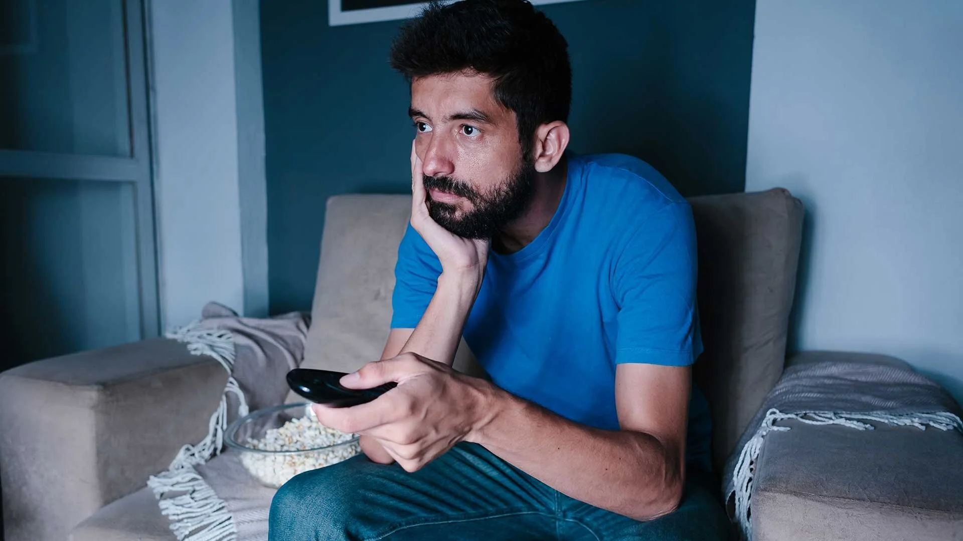 Boring video. Скучающий человек. Скучающий человек. Безразличный сотрудник. Человек за компьютером.