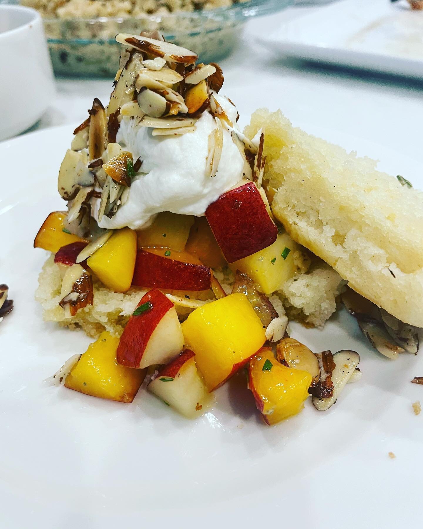 Who wants short cakes?! Rosemary and honey macerated nectarines and peaches over a vanilla bean biscuit with brown butter almonds and cream&hellip; Yes, please! #thecarolinachef #personalchef #privatechef #charlestonsc #vacationchef @inspirato @chsto