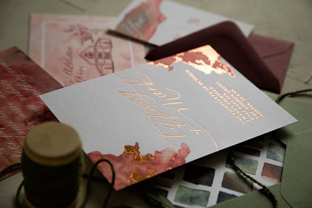 I'll never get over the copper foil on this watercolor suite for @thebigfakewedding 🍂 There's little I love more than handmade details, and there are enough of them here to make me all fluttery.
.
I never know how transparent to be here on Instagram