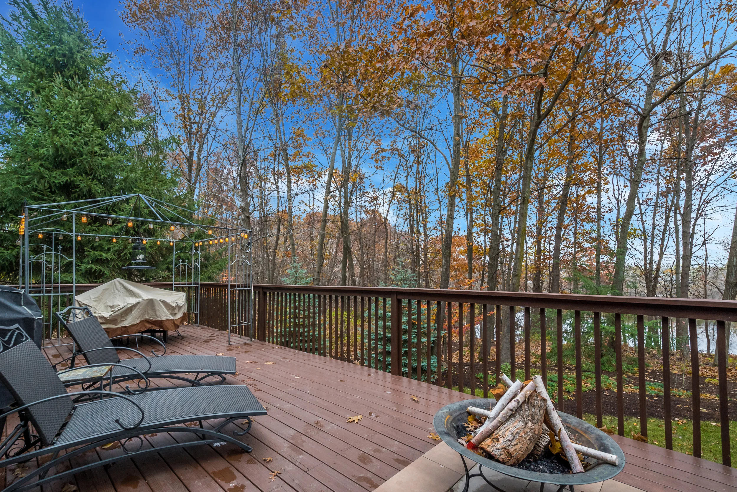 Deck (1 of 4).jpg