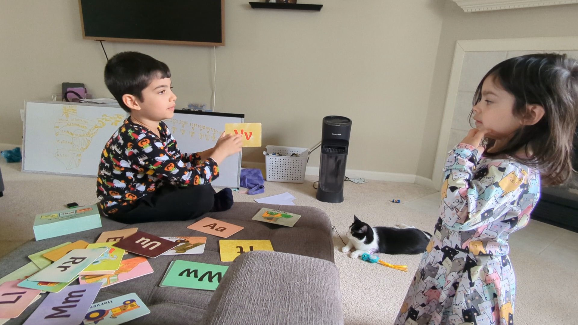 two kids with toddlers can read letter sound flashcards.PNG