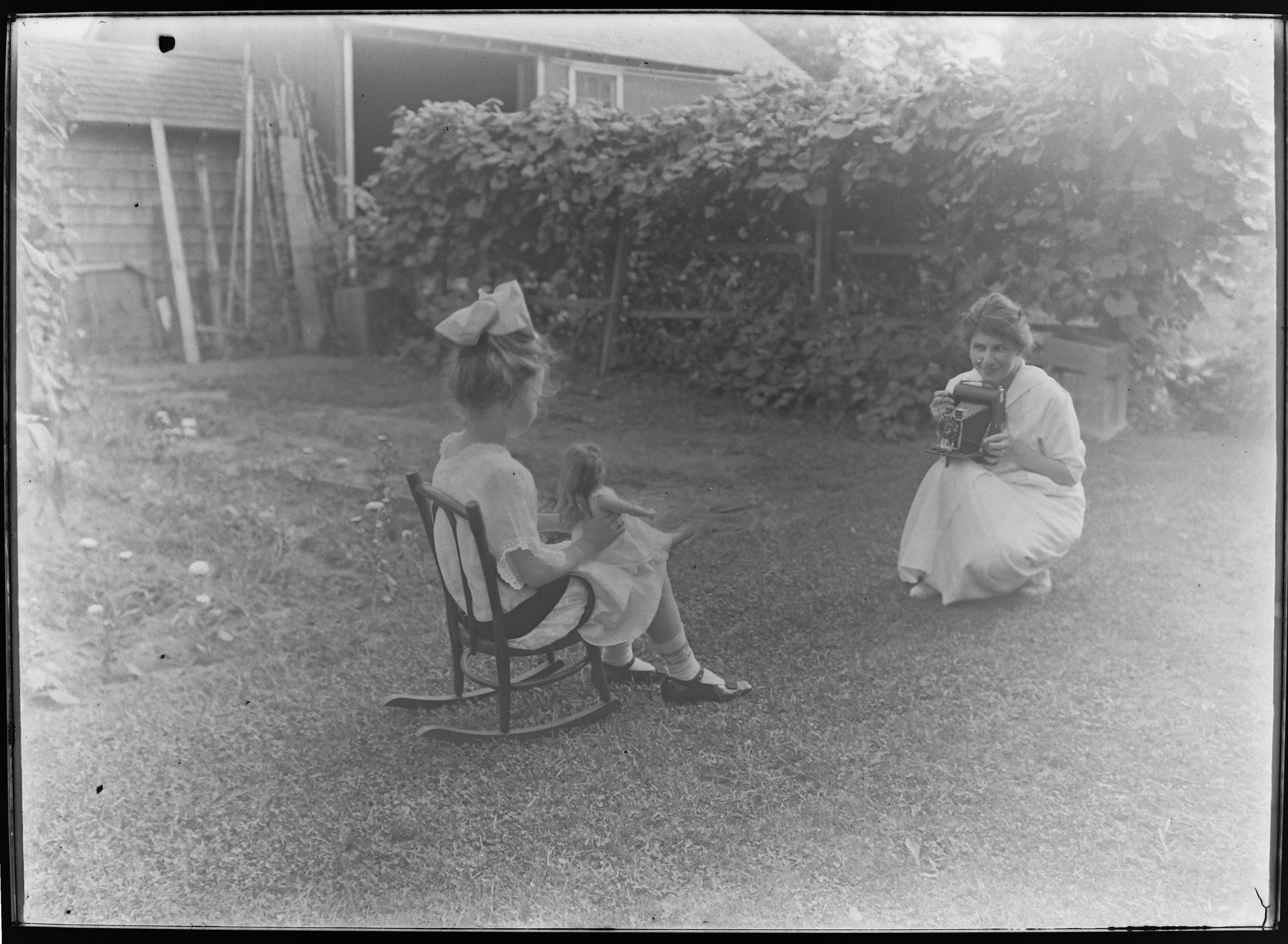 GN-071 Woman with camera child in chair with doll.jpg