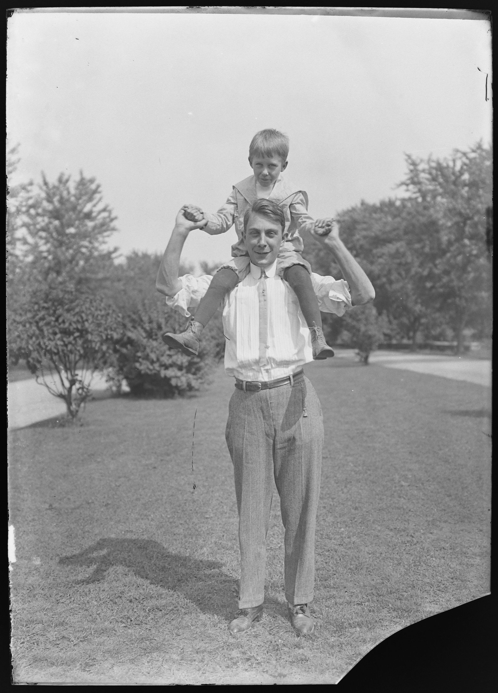 GN-095 Man carrying boy on his shoullders.jpg