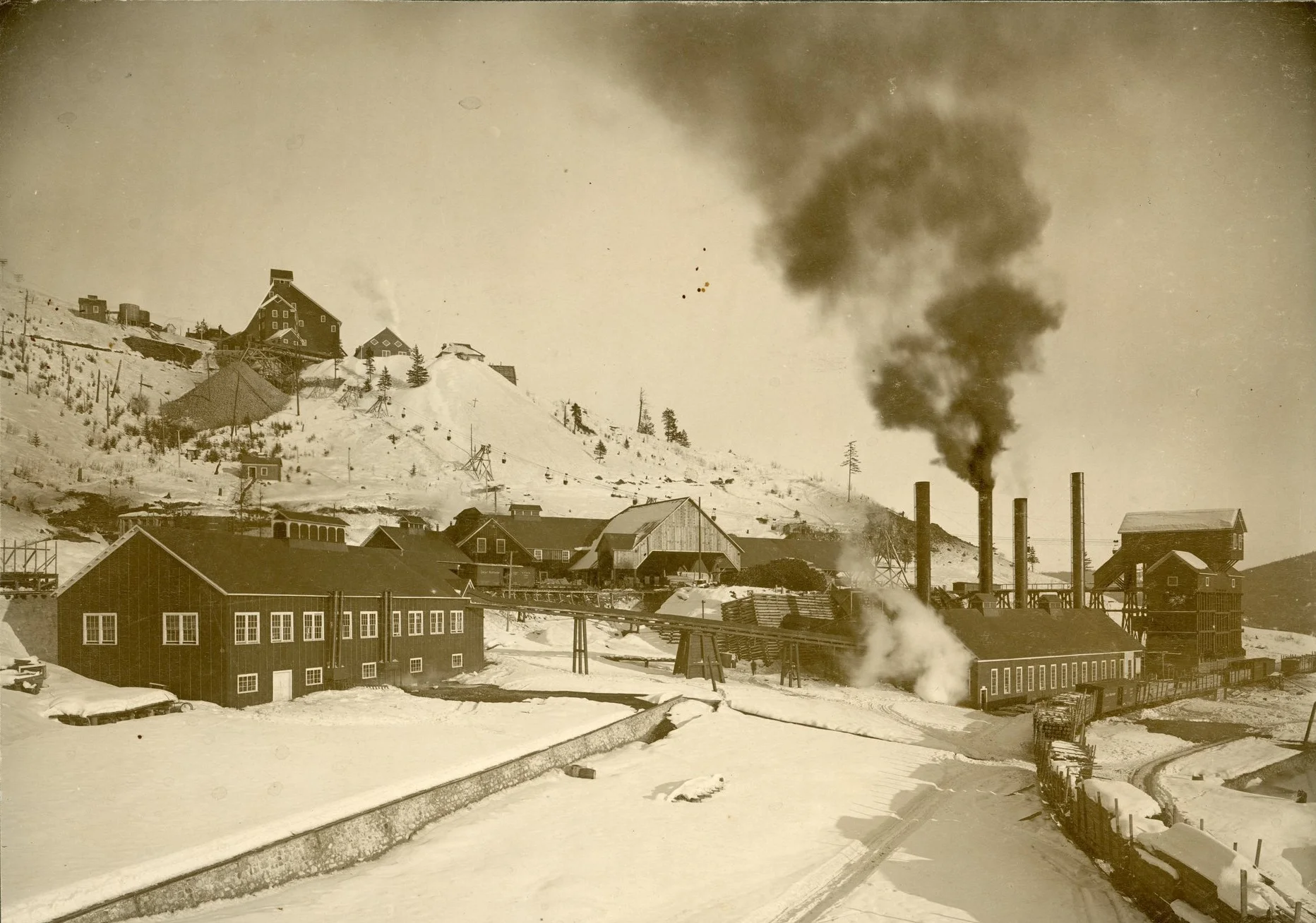 Photo 2304.0002: The workings of the Black Bear mine, with the Le Roi visible in the background circa 1897. This is now the site of the Rossland Museum & Discovery Centre’s upper bench.