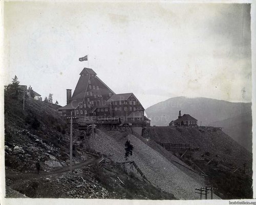 Photo 2305.0010: The Le Roi Mine Shaft House, c.1904.