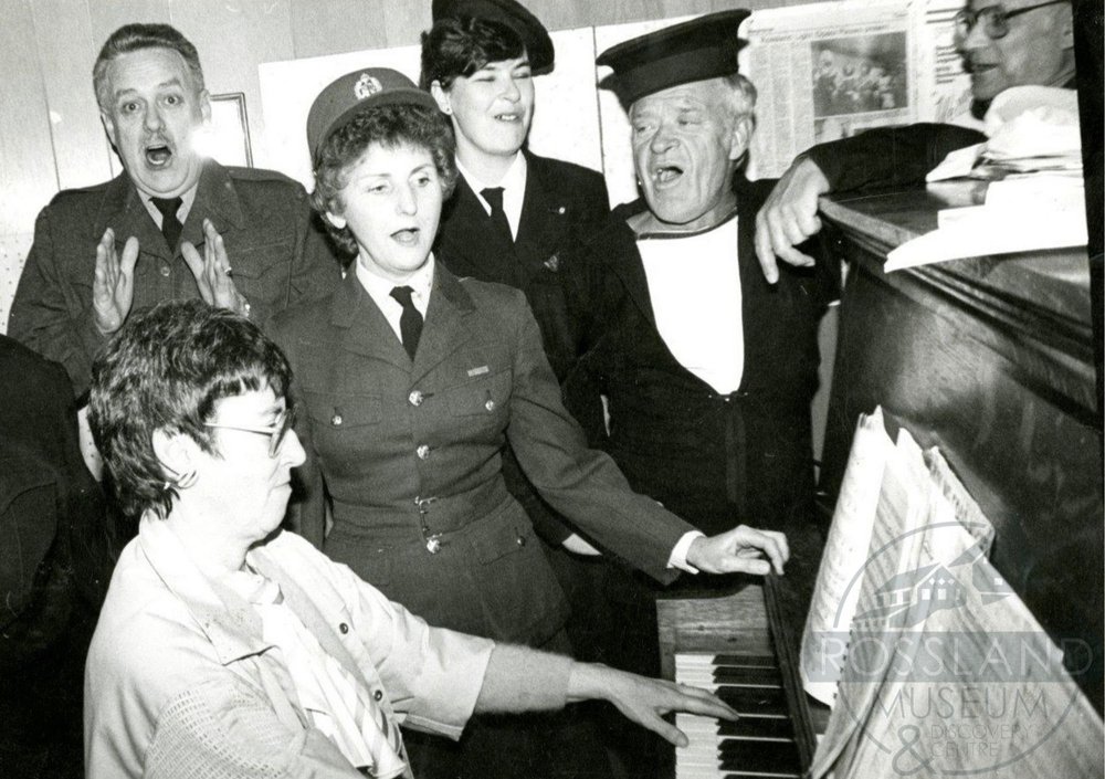  MS 12: Wally Bertoia, Marg Ford, Lynn Higginson, George Bourchier, Ted Milner, and Kathy Brown (piano) in  We’ll Meet Again,  1988. 