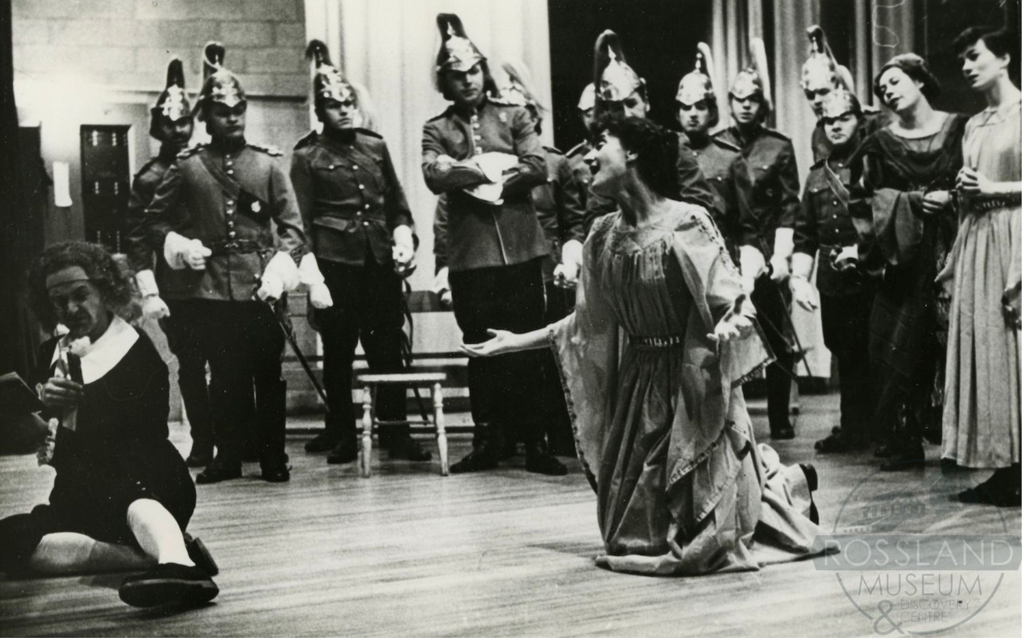  2362.0055: Elizabeth Davies as the Lady Angela and John Roberts as Reginald Bunthorne in  Patience,  1957. 