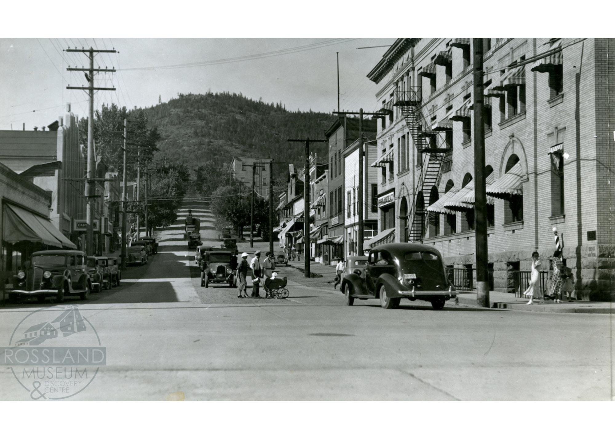   2315.0057 : Washington Street, circa 1930. The Bank of Montreal is on the right. 