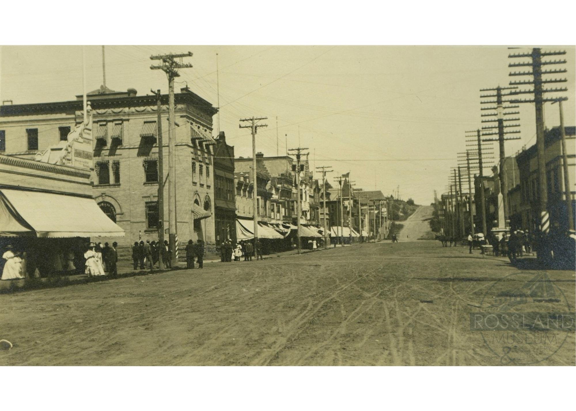   2333.0019 : Columbia Avenue, date unknown. The Bank of Montreal is on the left. 