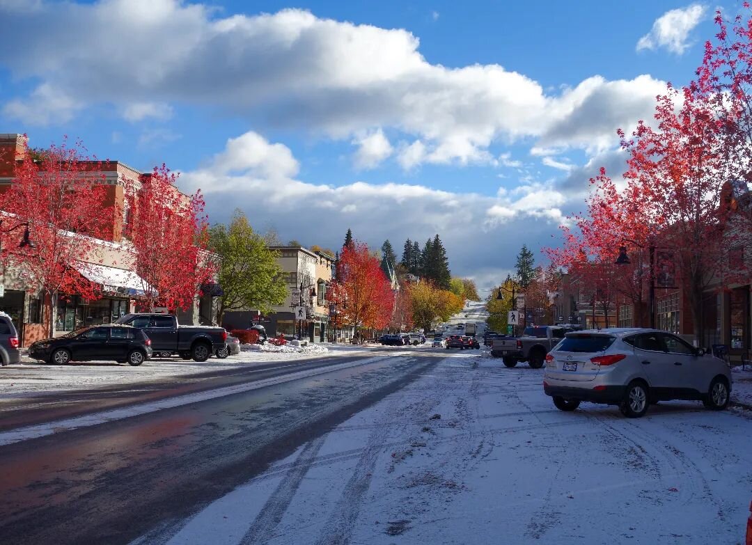 Rossland was showing off its fall and winter colours this morning! Who else is excited for snow? 
#ExploreRossland #ExploreRosslandBC