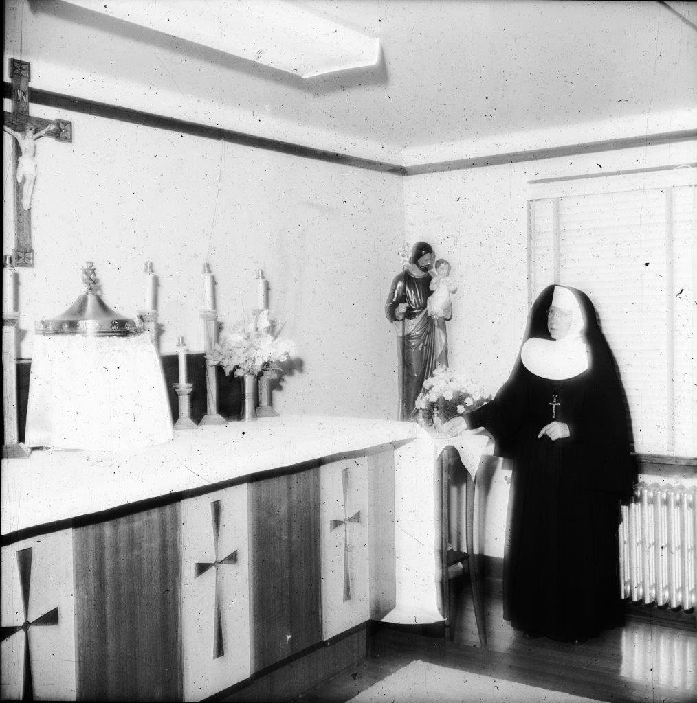  A2022.000.002.0094: Nun at Mater Misericordiae Chapel, 1962. 