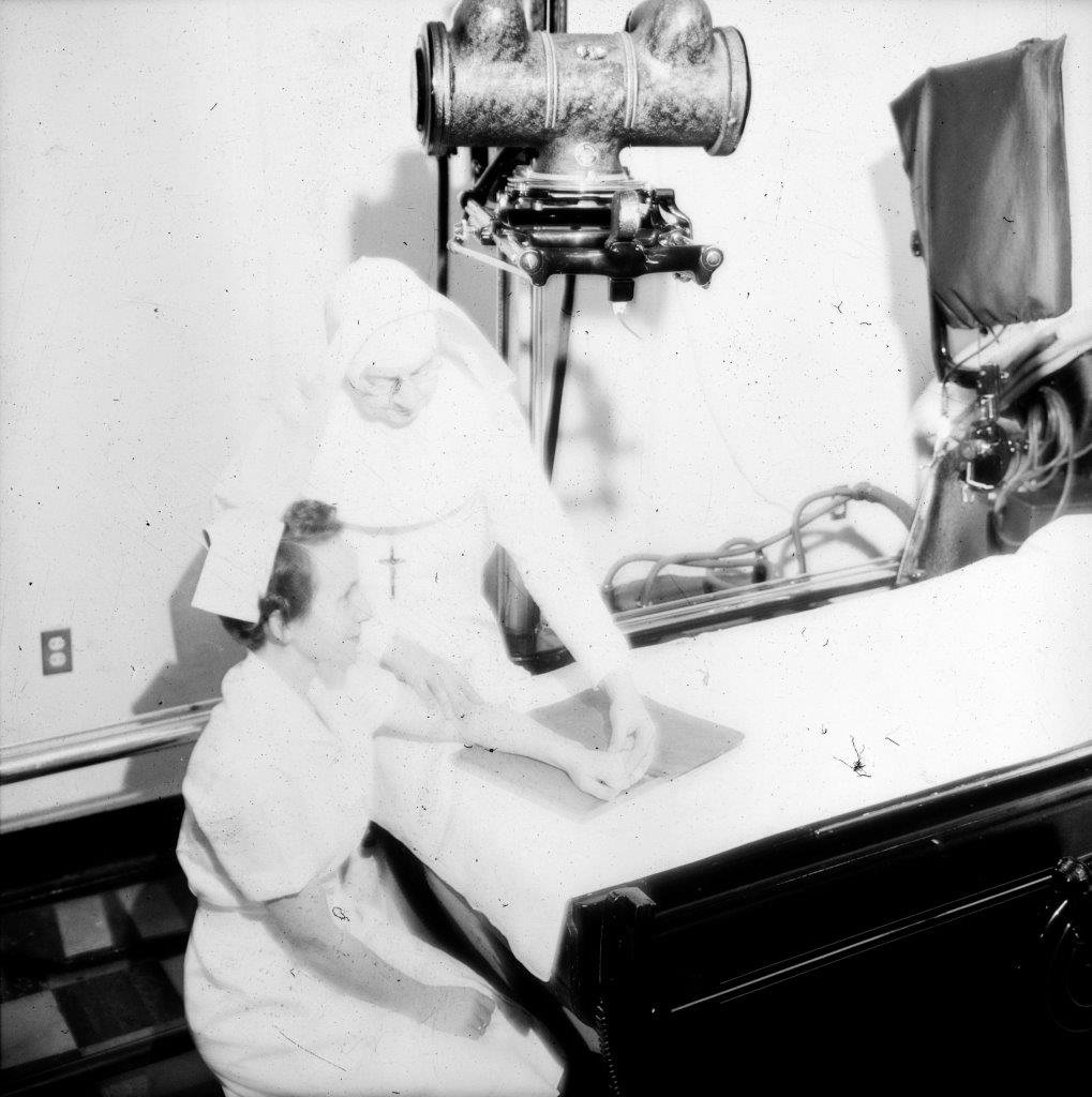  A2022.000.002.0098: Nurse and Nursing Sister with X-ray machine inside Mater Misericordiae Hospital, 1962. 