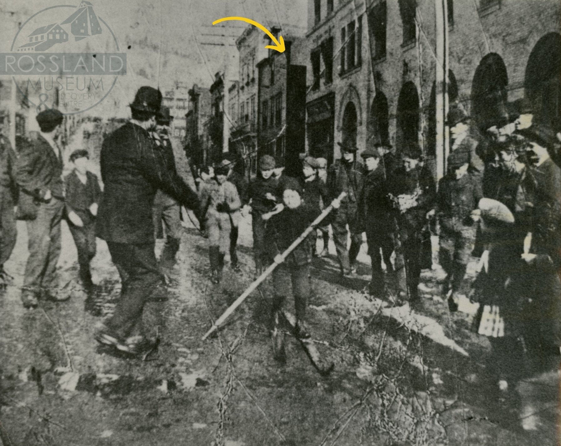  2289.0033: Douglas Lawler winning a ski race on Washington Street, 1902.  The Hotel Collins is in the background. 