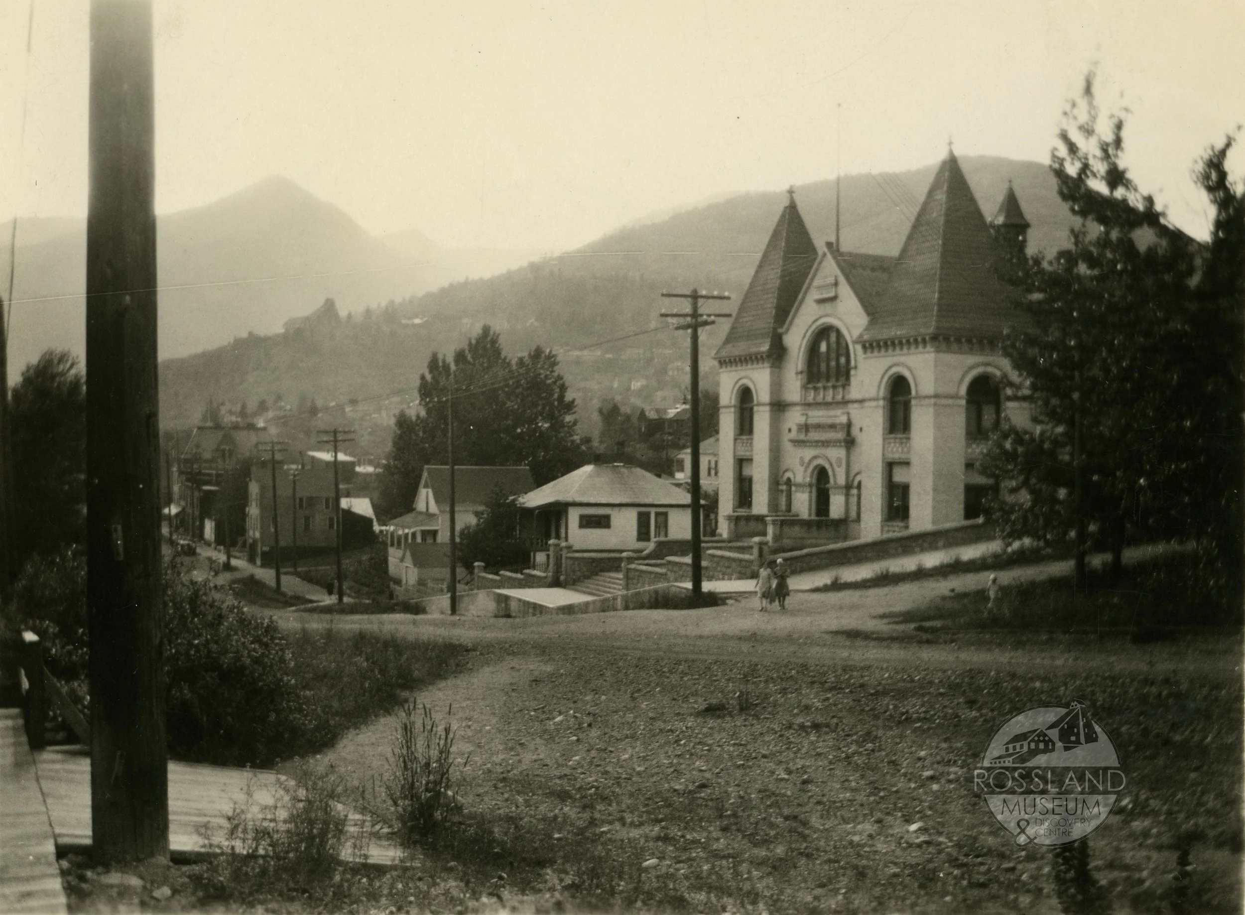 2276.0005: Columbia Avenue and Rossland Court House, 1927