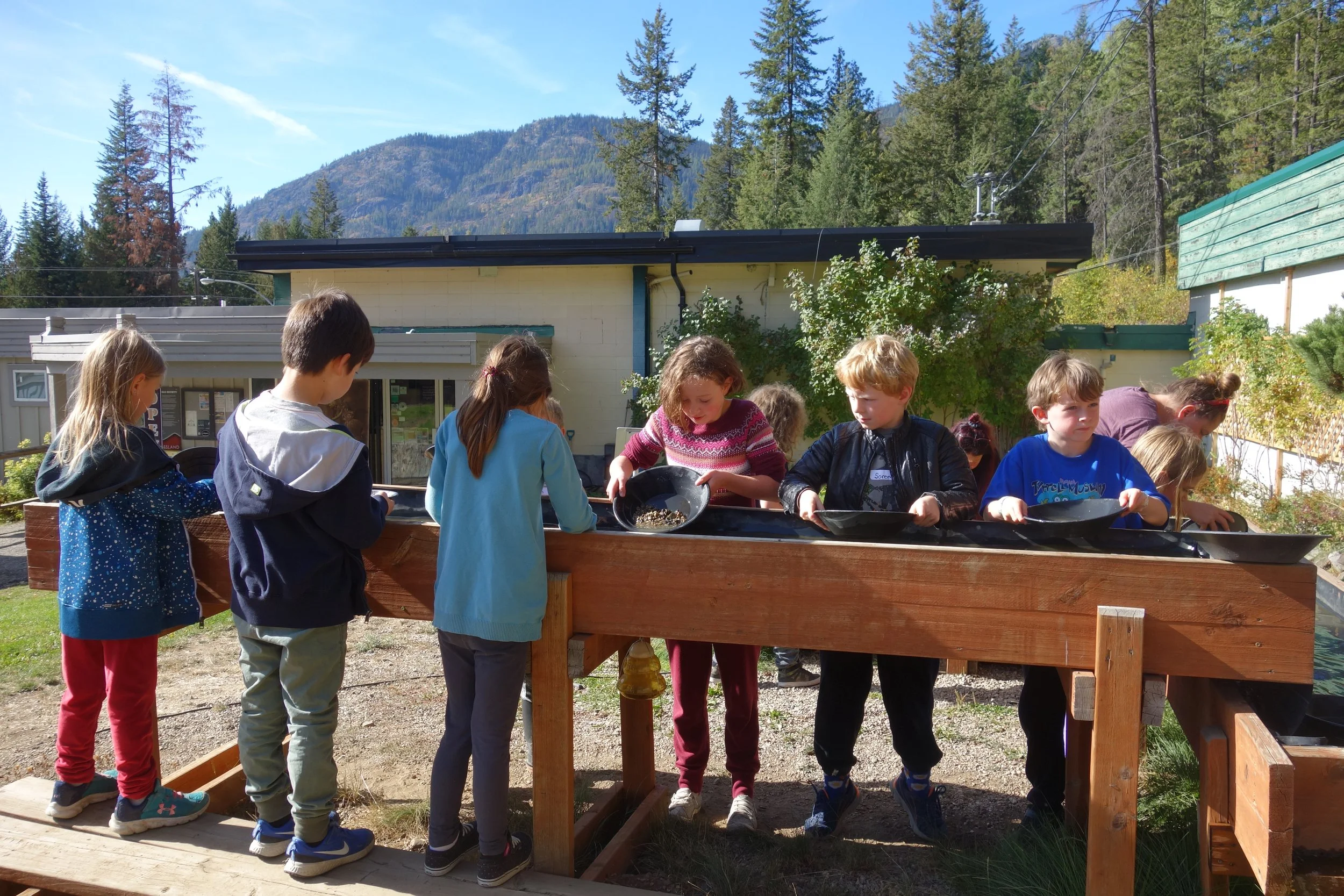 school-group-tour-gold-panning-2022 (1).JPG