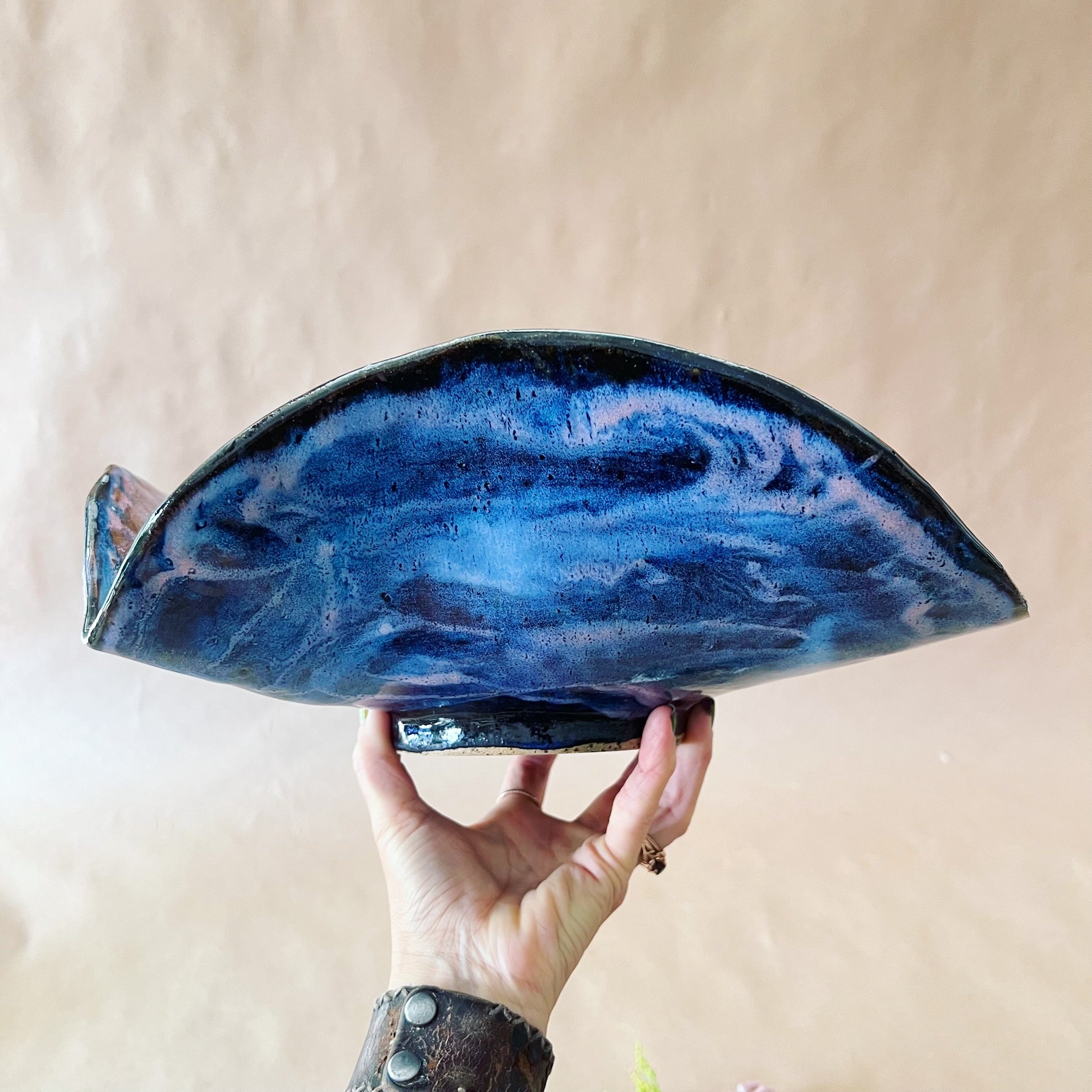 Underside of the &lsquo;Midnight Tides&rsquo; Manta Bowl&hellip; available in the shop! Link in pic or my bio. 🌊

#ceramicbowl #mantabowl #nicolamoorestudio #pottery #ceramics #functionalart #ceramicart #oceanvibes #blueceramics #oceanceramics #ocea