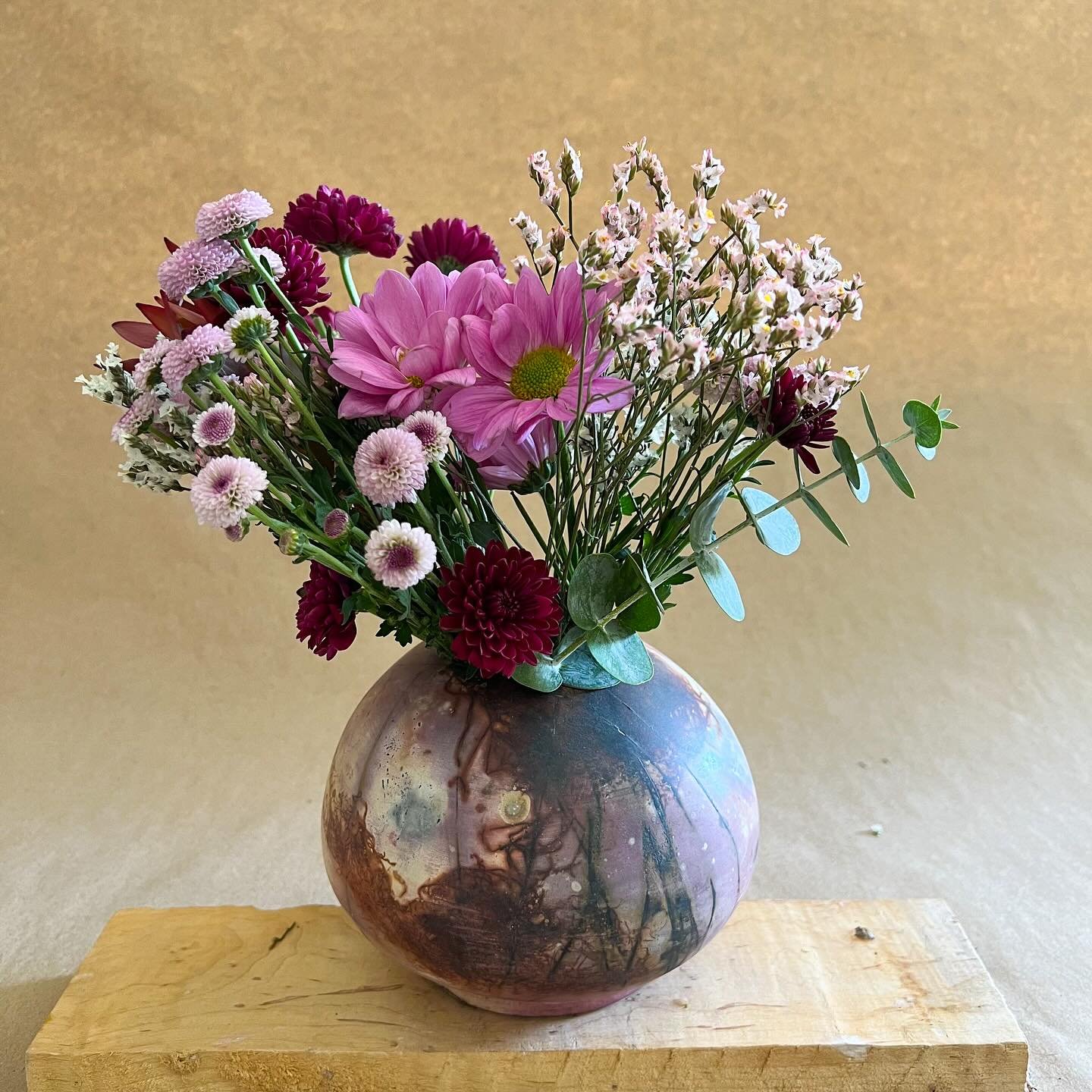 &lsquo;Elemental Discovery&rsquo; Pit Fired Porcelain Vase. One of the treasures currently up for grabs in my online store&hellip; 💕

www.nicolamoorestudio.com

Live link in profile. 

#pitfiredpottery #pottery #ceramics #alternativefiring #nicolamo