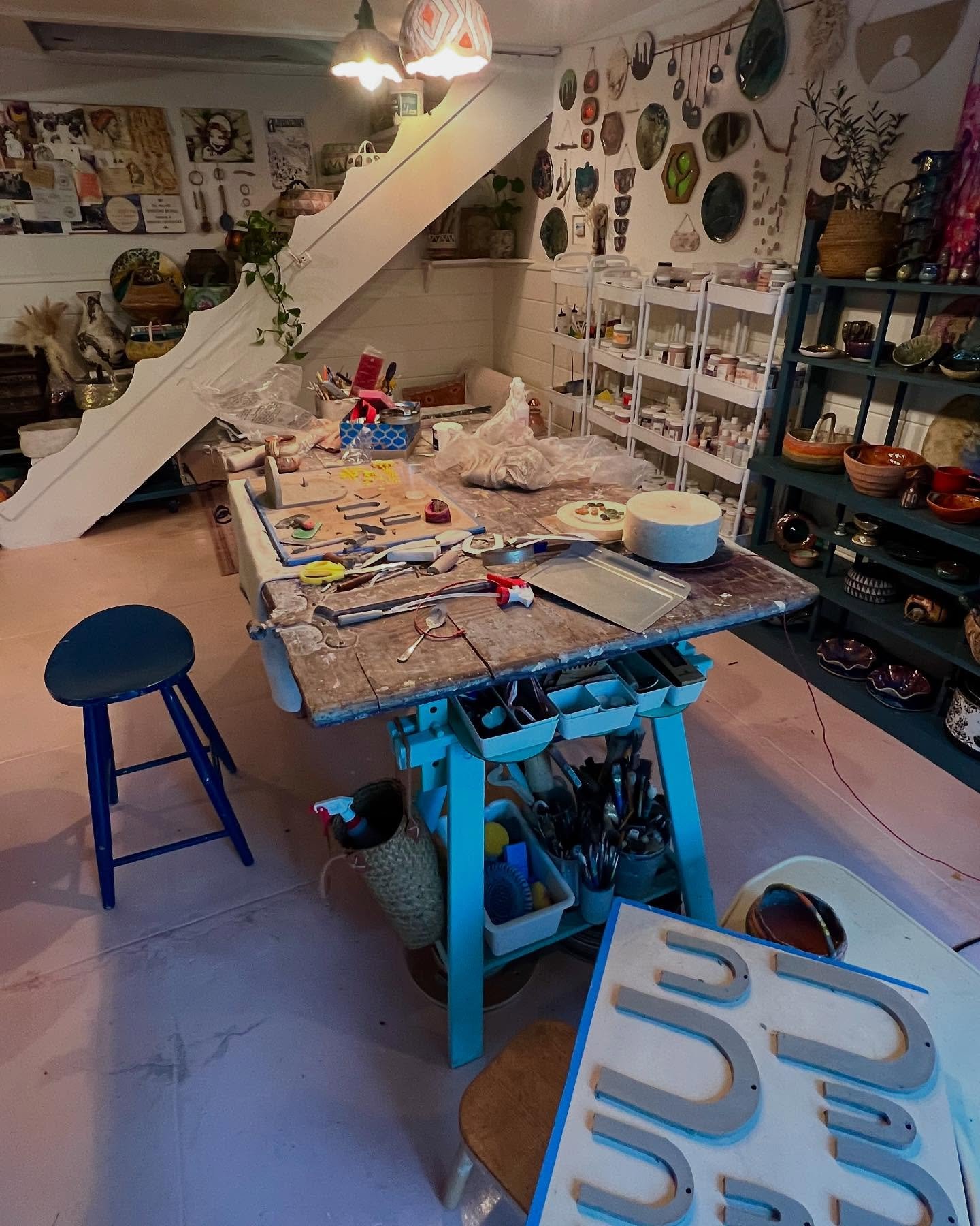 Cosy early morning studio vibes 💕

#ceramics #artstudio #ceramicstudio