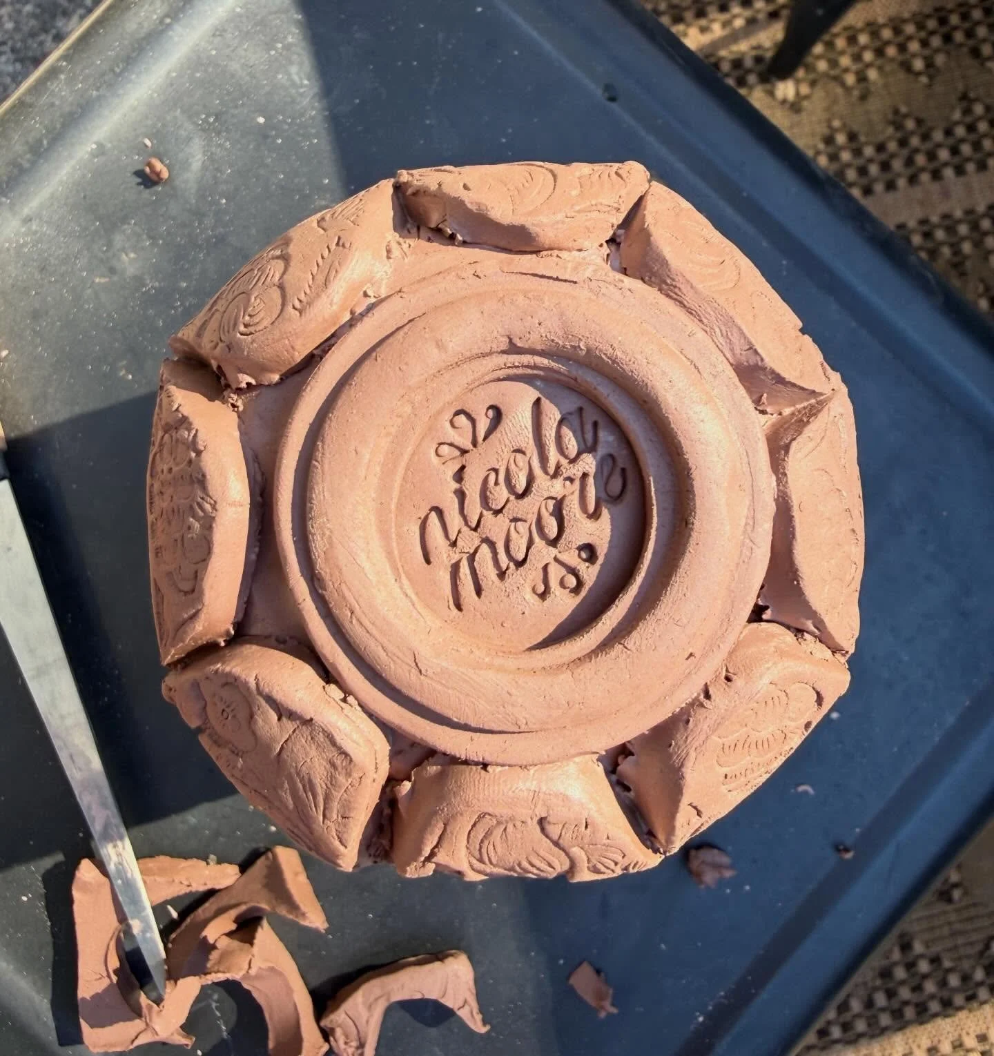 Having a bit of fun with texture and shape on this hand built mug &hellip; #workinprogress

#ceramics #nicolamoorestudio