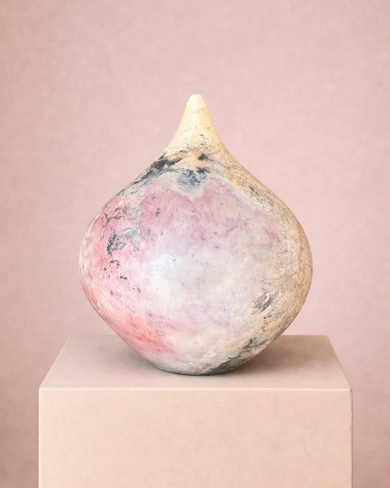 Last pit-fired sculpture on my website from the recent drop. 💕 She&rsquo;s a beauty ✨

Www.nicolamoorestudio.com

And I&rsquo;m kinda loving the pink background instead of black&hellip; what do you think? 🌸

I&rsquo;ve just set up a new photo booth