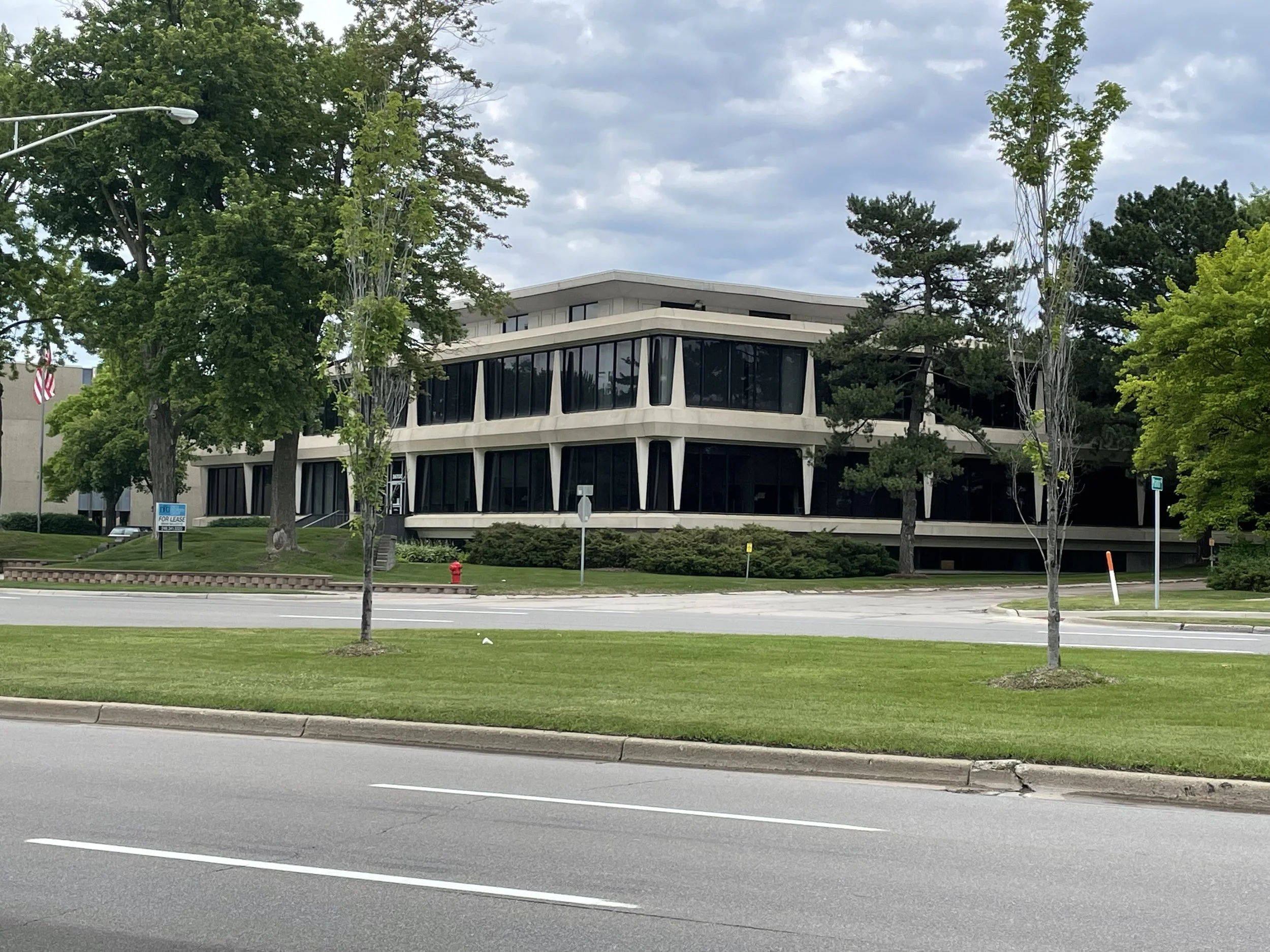 Berkley Acupuncture office building on Woodward Ave in Bloomfield Hills, MI.
