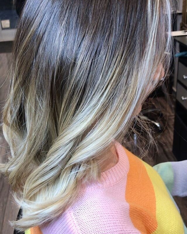 #Blonde or #Brunette? Who says you have to choose? ✨
Beautiful color blend by Lili 🎨 
Swipe ➡️ for the transformation