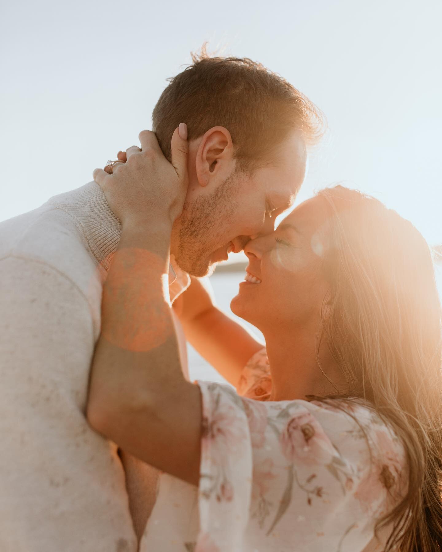 Just two lovebirds during golden hour for your feed 🤍✨📸