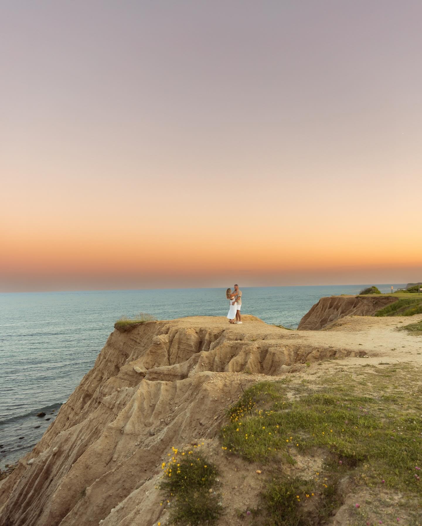 val + tim smoochin' on cliffs in montauk during the most gorgeous summer sunset 🫶🏼🥲