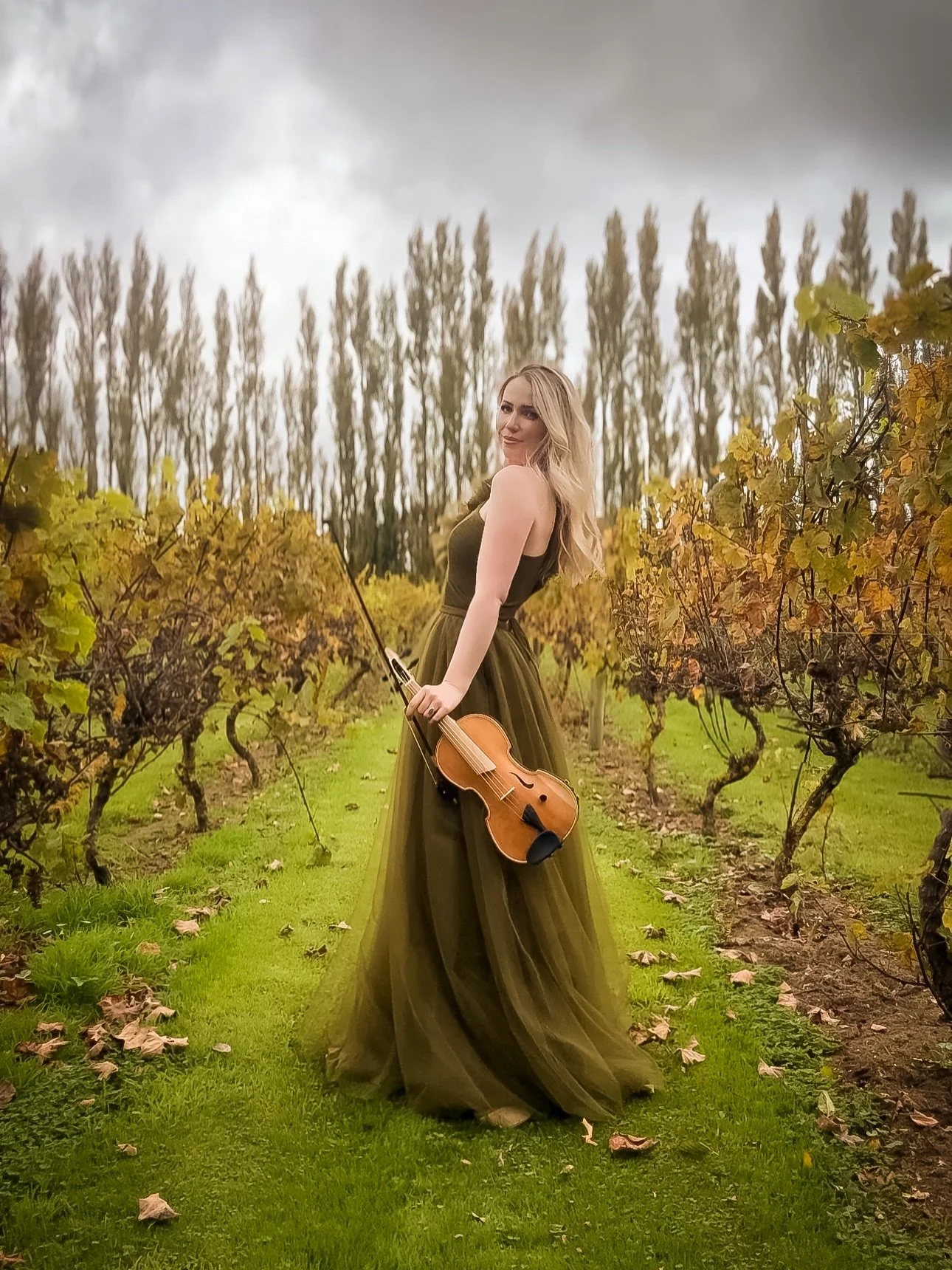 Loved performing amongst the vines for Kyla &amp; Naud&eacute;&rsquo;s beautiful, intimate ceremony yesterday at this stunning Canterbury location, @cossarswineshed 👰🏼&zwj;♀️💍🤵🏼&zwj;♂️

#nzwedding #nzweddings #nzmusic #violinist #weddingviolinis