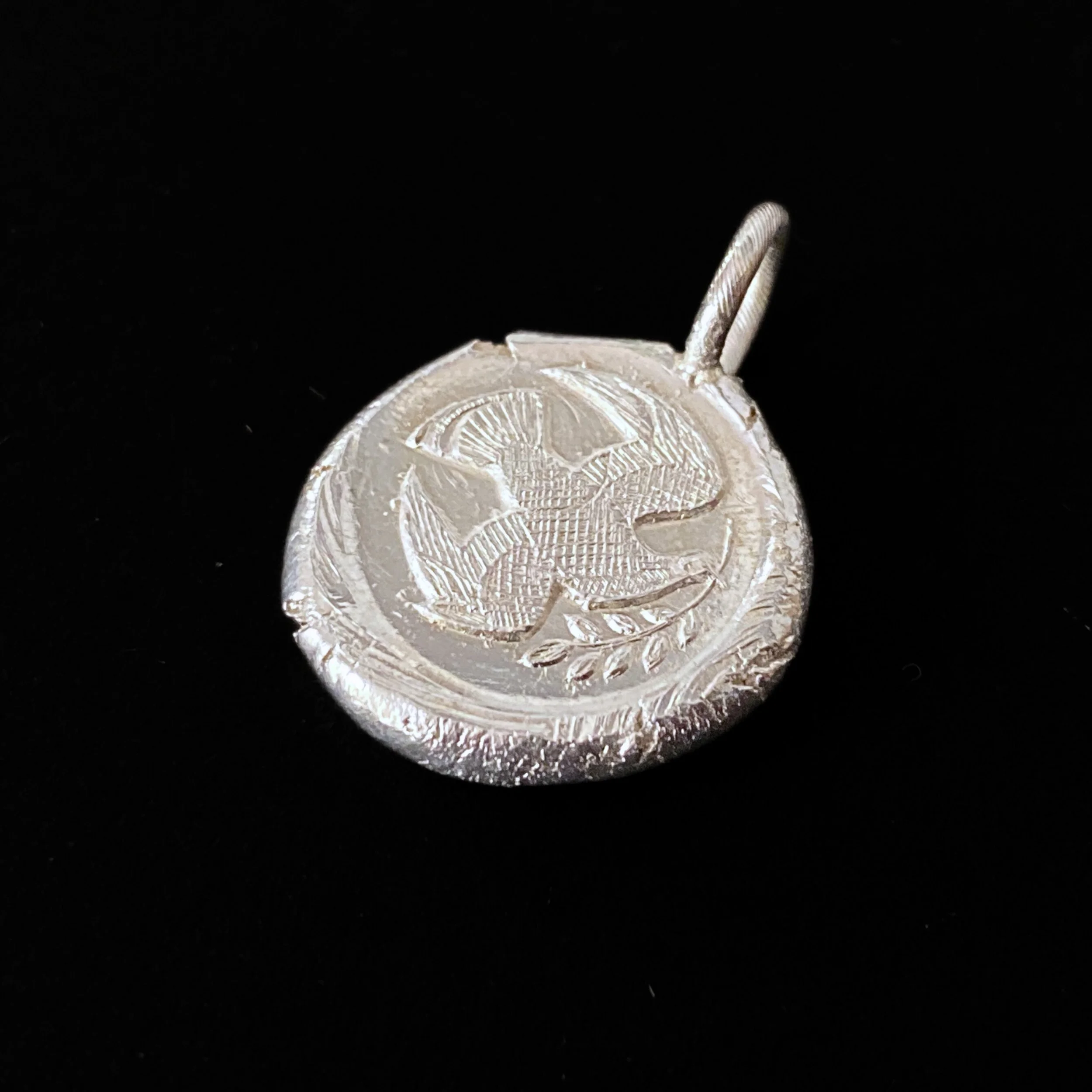 Malcolm Appleby: Dove Pendant