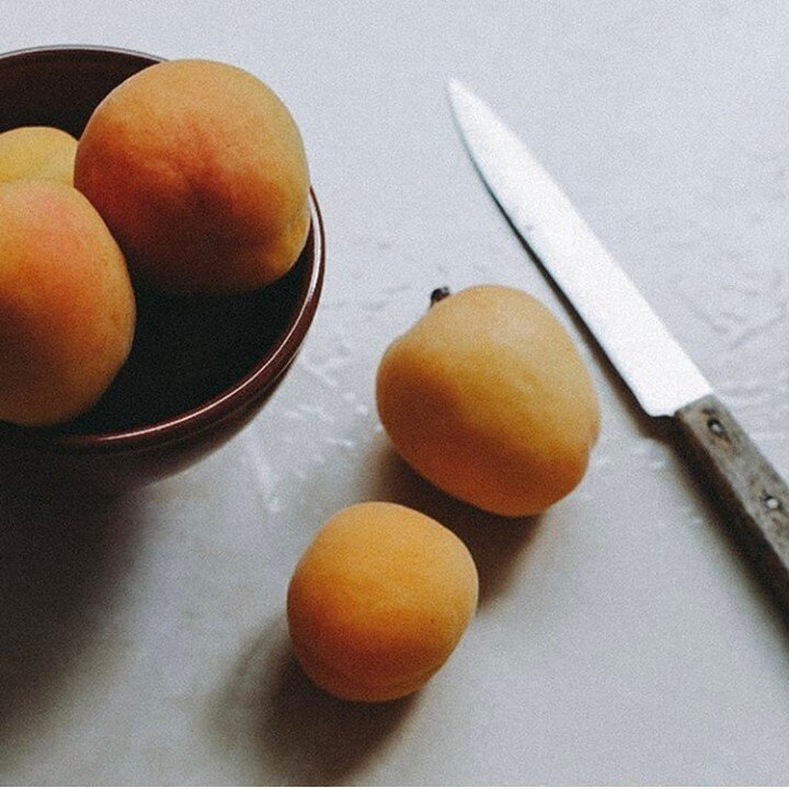 Apricot kernels are particularly rich in nutrients. They have regenerative properties. The oil revitalizes the skin and its elasticity. Different concerns for sensitive, dry skin. The oil leads the cell renewal, stimulates the skin metabolism and clo