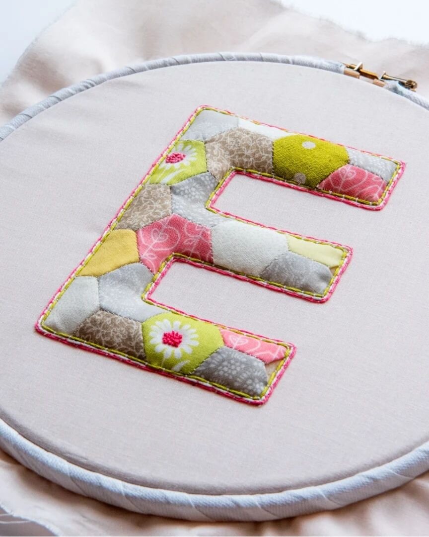 A quilted 'E' for my new little niece, Esmae 💕 

I built up the 'E' using hexagon panels as a subtle nod to her football loving parents ⚽️ These hexagons were tiny, so the baby iron was back out again to prepare the edges for stitching.

To make the