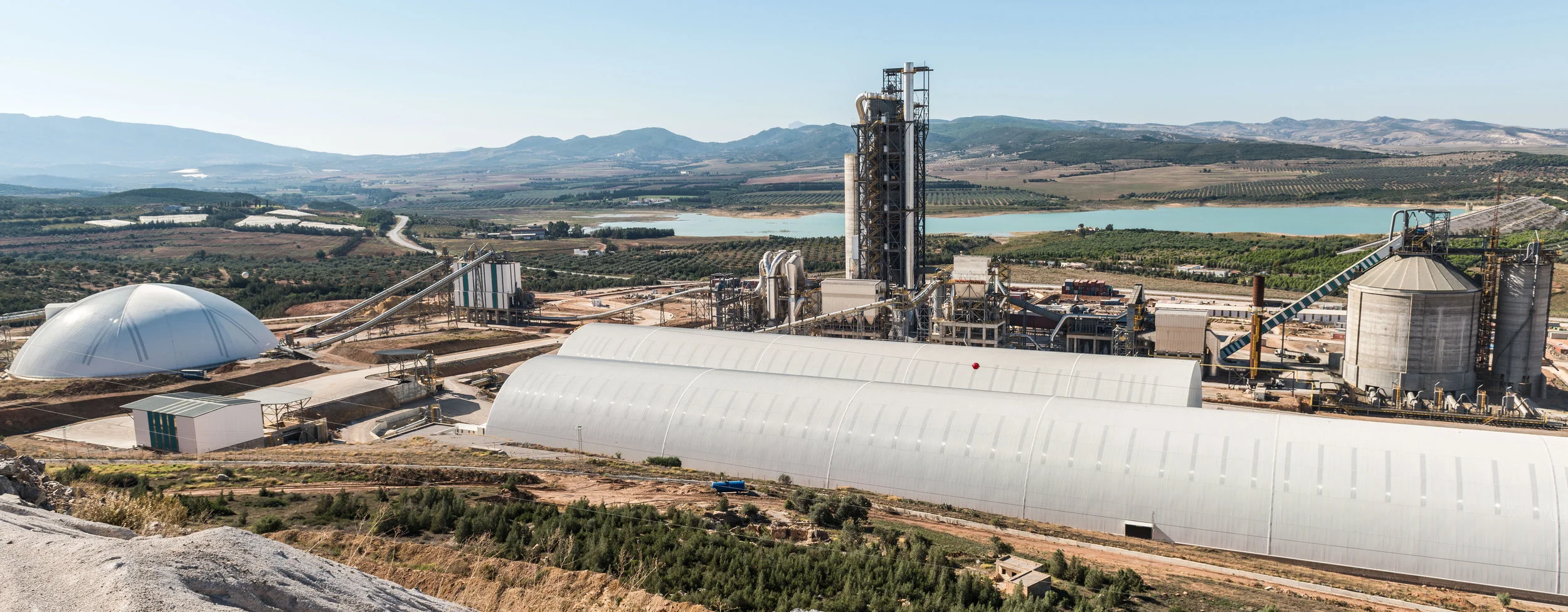 Planta de cemento con tres domos Geométrica en Tunez