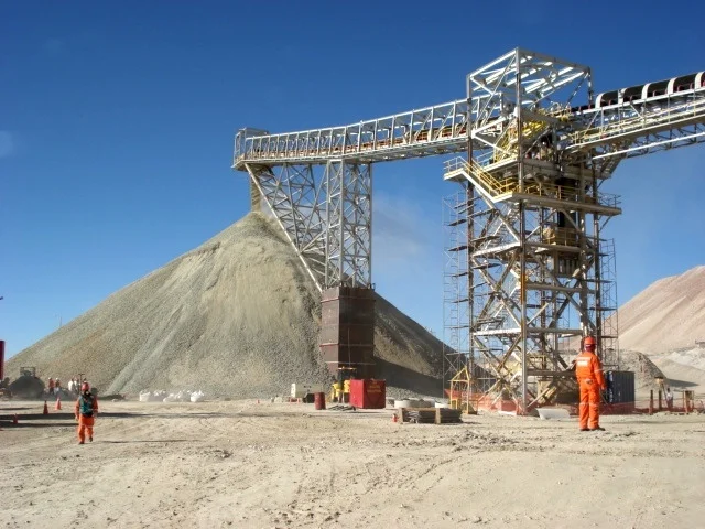 Inicia la construcción.